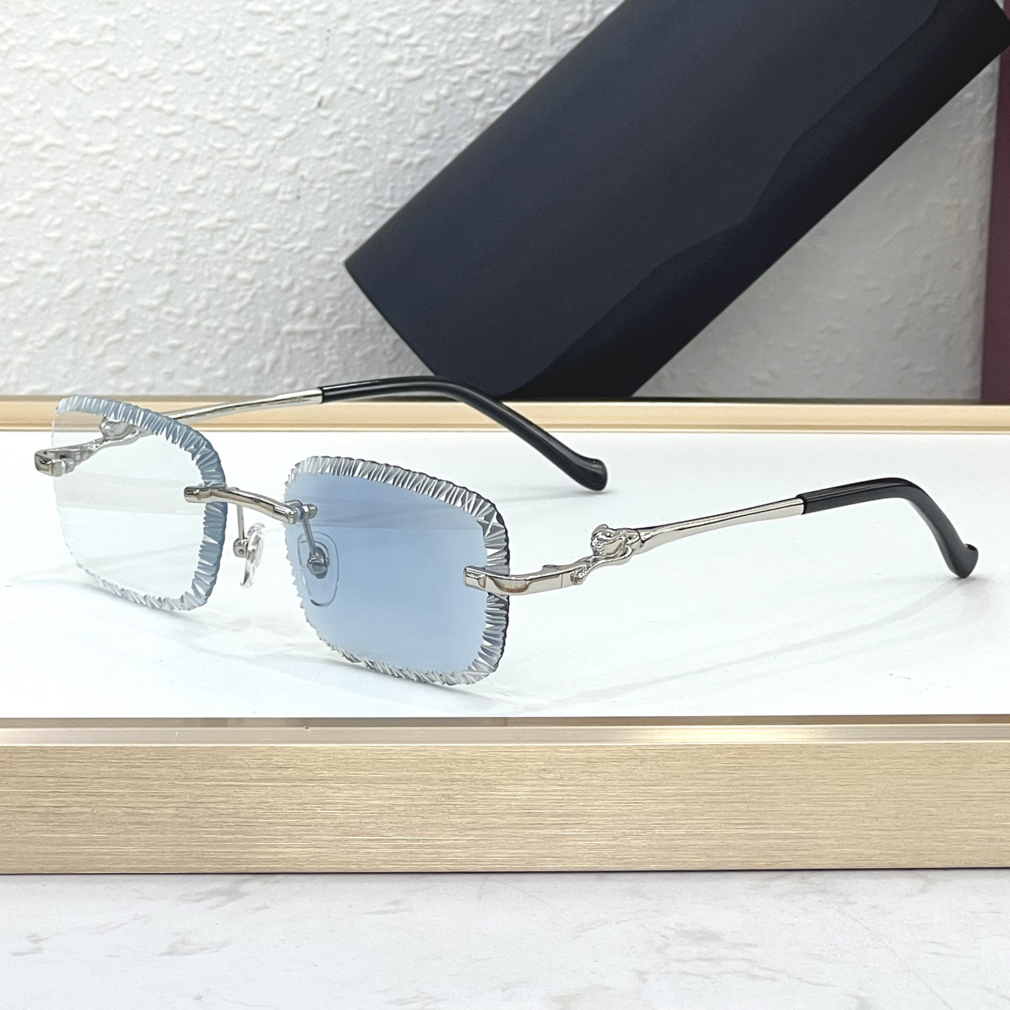 Marco plateado transparente a azul.