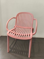 Chaise de salle à manger et de loisirs d'extérieur moderne, ergonomique, empilable, en PP creux, résistante aux UV, moulée par injection intégrée, personnalisable OEM