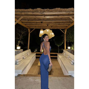 Robe de soirée bleu marine coupe trapèze avec détails roses, manches courtes, décorations de sequins et strass, style chic empire, longueur ras du sol, ornée de plumes - Product Image 1