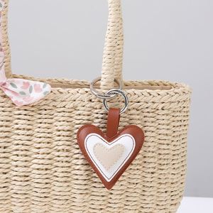 Llavero de cuero moderno con diseño de corazón de tres colores y bloques de color, accesorio colgante para bolso, llavero DIY, adorno para bolso - Product Image 1