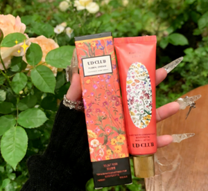 Crème pour les mains PEACH JO+ UD Floral Dream, crème pour les mains parfumée à la rose veloutée, hydratante et nourrissante, parfum - Product Image 1