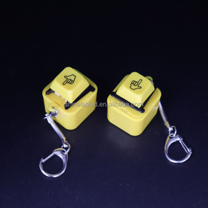 Llavero personalizado con tecla mecánica, divertido, con dedo medio, activado por presión, luz y sonido, juguete antiestrés, colgante para bolso - Product Image 4