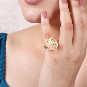 Anillo contemporáneo con acabado texturizado chapado en oro y plata de ley 925, joyería chapada en oro de 18 quilates - Product Image 2