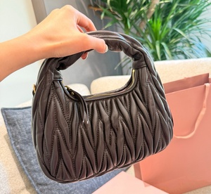Sacs Hobo en Cuir Véritable pour Femmes avec Bandoulière, Fermeture Éclair, Étiquette Métallique, Effet Froissé et Couleurs Macaron - Product Image 6