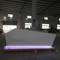 Bureau d'accueil durable et résistant aux rayures, en surface solide blanche, design diamant, 1 poste, avec logo rétroéclairé