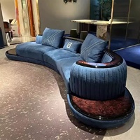 Ensemble de canapés Chesterfield incurvés de luxe léger italien, multi-personnes, pour salon de villa, en bois massif, avec table basse en tissu et rembourrage en éponge