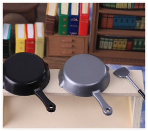 Casa de muñecas para niños y niñas, accesorios de cocina realistas, sartén artesanal de resina, espátula para freír, juguete de comida de cocina - Product Image 2