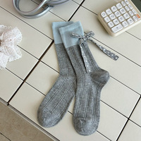 Chaussettes mi-mollet printemps-été en blanc laiteux et bleu avec rayures brodées de lettres