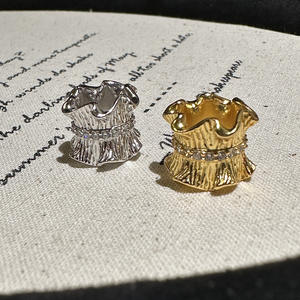 จี้เงินแท้ Lulu Tong S925 ดีไซน์ลูกไม้สไตล์โบราณ ฝรั่งเศส หรูหรา ลายม้วน เรียบง่าย ทันสมัย พร้อมไข่มุกเม็ดเดี่ยว - Product Image 5