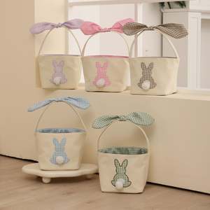 Cesta de Regalo Personalizada con Diseño a Cuadros para Pascua, Bolsa de Conejito de Pascua a Cuadros, Cestas de Pascua con Diseño Gingham - Product Image 1
