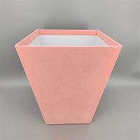 Boîte cadeau trapézoïdale personnalisée en velours de haute qualité, design de marque OEM, matériaux recyclés, gaufrage, revêtement UV, emballage floral 2026