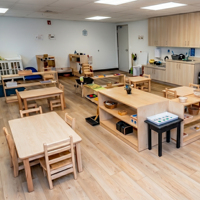 Ensemble de mobilier scolaire personnalisé en gros pour enfants : table, chaise, bibliothèque, étagère de rangement et bureau d'activités en bois pour la maternelle