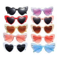 Vente en Gros Lunettes de Soleil Cœurs Tendance Roses en Plastique pour Femme, Style Rétro, Forme Cœur, Idéales pour Fêtes