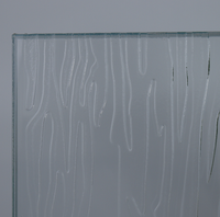 Panneau de verre décoratif gaufré à motif de grain de bois vertical hautement transparent pour cloison de hall d'hôtel et revêtement mural