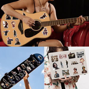 ZY1951C 50 Pezzi Adesivi della Serie TV Americana <span class=keywords><strong>The</strong></span> <span class=keywords><strong>Walking</strong></span> <span class=keywords><strong>Dead</strong></span>, Adesivi Decorativi per Laptop, Skateboard, Frigorifero, Bagagli, Chitarra, Auto - Product Image 5