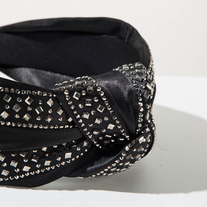Diadema Ancha de Satén Estilo Barroco con Diseño Retro Anudado y Detalles de Pedrería - Product Image 6