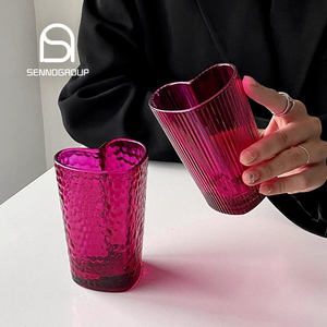 Verre à shot <span class=keywords><strong>sans</strong></span> anse en verre rose rouge à rayures verticales et points ondulés, verre à bière en forme de cœur - Product Image 1