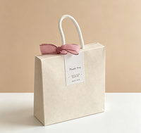 Sac cadeau en papier recyclé biodégradable de luxe imprimé en quatre couleurs, sac cadeau magnétique personnalisé avec nœud en ruban et poignée en corde