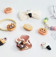 Lot de 100 Breloques d'Halloween en Résine Faite à la Main, Cabochons à Dos Plat de Forme Irrégulière pour Breloques de Chaussures et Gobelets Thème Effrayant