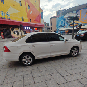 <span class=keywords><strong>Skoda</strong></span> Rapid 1.6L Automatica 5 Posti Usata del <span class=keywords><strong>2015</strong></span>, Hatchback Nera con Motore Affidabile, Bagagliaio Espandibile, Carrozzeria Rigida e Interni in Pelle - Product Image 3