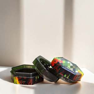 Broyeur à herbes en plastique de forme hexagonale pour cigarettes en stock - Product Image 1