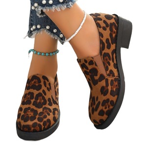 รองเท้าส้นเตี้ยลายเสือดาวแบบสวม สไตล์อังกฤษ แฟชั่นไซส์ใหญ่สำหรับผู้หญิง รุ่นใหม่ล่าสุดสำหรับฤดูใบไม้ร่วง - Product Image 5