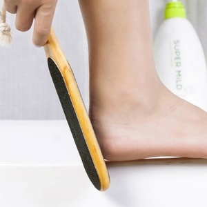 <span class=keywords><strong>Piedra</strong></span> pómez volcánica <span class=keywords><strong>de</strong></span> doble superficie <span class=keywords><strong>de</strong></span> arena natural con mango <span class=keywords><strong>de</strong></span> madera eficaz para pedicura y eliminación <span class=keywords><strong>de</strong></span> callos y piel muerta - Product Image 3