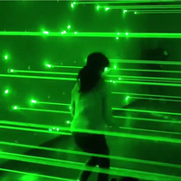 Jeu interactif d'évasion en intérieur : Défi labyrinthe vert avec jeu de lumière laser pour le divertissement