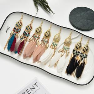 Pendientes de Plumas de Alta Gama Estilo Douyin con Borlas Largas Bohemias, Ganchos de Oreja Modernos para Chicas, Ideales para Fotos, Personalizados {Pendientes para Mujer} - Product Image 1