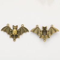 Connecteur en forme de chauve-souris à ailes écartées côtelées, en alliage de zinc argenté antique, triple boucle pour design de collier vampire