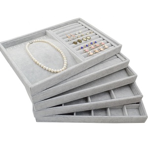 Espositore per Gioielli in Velluto Grigio, Organizzatore per Orecchini, Anelli, Bracciali, Ciondoli e Collane - Product Image 1