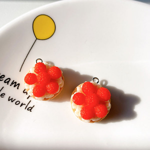 แกลเลอรีเสน่ห์ของหวานขนาดเล็ก | 3D เรซิ่นเค้กสตรอเบอร์รี่ทาร์ตคัพเค้กโดนัทจี้สำหรับทำเครื่องประดับแบบทำมือ - Product Image 6