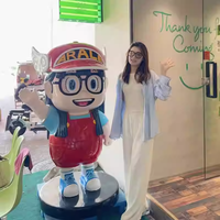 Estatua de Arale con Gorra Rosa y Overol Azul, Escultura de Arale de Fibra de Vidrio, Accesorio para Decoración de Cafeterías