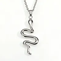 Collier pendentif tendance en acier inoxydable lisse en forme de serpent, joli bijou hypoallergénique, idéal pour le quotidien et les soirées