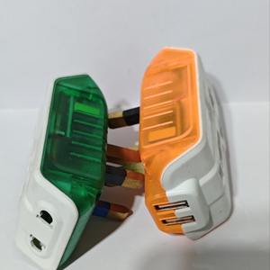 Adaptador de Viaje Todo en Uno con Enchufe para Reino Unido y UE, Puertos USB, 100-240V, Enchufe Universal, Material ABS - Product Image 2