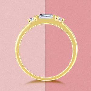Moissanit 925 Silber Gold Baguette-Schliff Hauptstein mit Runden Seitensteinen Elegantes Feines Schmuckdesign für Damen Verlobungsring - Product Image 4