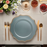 Assiette de présentation exclusive en plastique PP de 13 pouces, motif végétal fait main, bord doré, turquoise, pour dîner, mariage, fête, vente en gros
