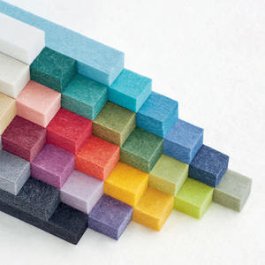 Panneau d'absorption acoustique en feutre noir au design moderne Absorbeur de son haute densité pour le <span class=keywords><strong>traitement</strong></span> des plafonds muraux au bureau à domicile - Product Image 1