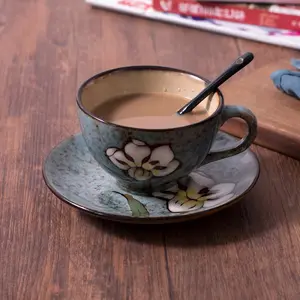 Керамическая кофейная чашка с цветочным принтом и блюдцем