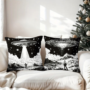 Uzaylı UFO muhatfazalarını temsil eden dört dekoratif kırlent, arka planında şenlikli çoraplarla süslenmiş rahat bir kanepede yer alıyor. - Product Image 3