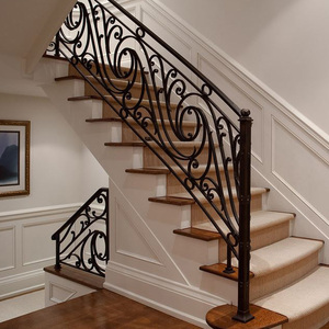 Colonne de <span class=keywords><strong>ferronnerie</strong></span> à motifs personnalisés pour une utilisation en intérieur Main courante d'escalier au design contemporain simple Rampes de villas Greniers Couleur noire - Product Image 6