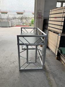 NewStyle & New Trend GT Truss Ground Support con cuatro torres que consisten en una estructura triangular y cuadrada - Product Image 3