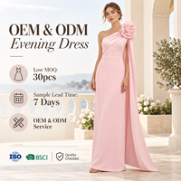 Robe de soirée asymétrique rose poudré pour femme avec cape drapée à fleurs 3D, idéale pour les galas et mariages
