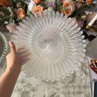 Le fabricant propose un ensemble de plaques en verre transparent à bords épais de haute qualité, des chargeurs en cristal à nervures verticales sans plomb
