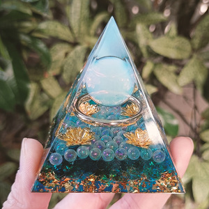 Pyramide en résine époxy avec galets de cristal, ornement de bureau, décoration d'aquarium, verre bleu avec lumières, cadeau - Product Image 2