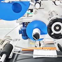 Machine d'étiquetage automatique double face supérieure et inférieure pour boîtes en carton, cartes, sacs en plastique, pochettes en papier, sachets, bocaux carrés et bouteilles