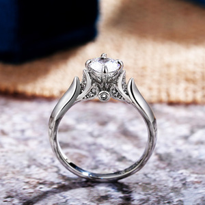Anello di Fidanzamento Classico a Quattro Punte con Zirconi per Donne, Gioiello Elegante e Scintillante - Product Image 4