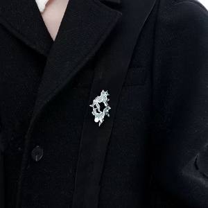 Broche de poitrine haut de gamme pour femme, design de niche avec texture métallique plissée, pour la décoration de col de nouvelle robe - Product Image 4