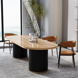 Table à manger avec plateau ovale en bois massif et base double cylindrique cannelée avec anneau doré, en bois dur, vente en gros, Esstisch - Product Image 1
