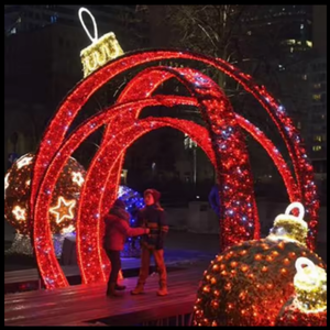 Boule lumineuse de Noël en plastique et métal pour la décoration extérieure de fêtes et de jardins - Product Image 1